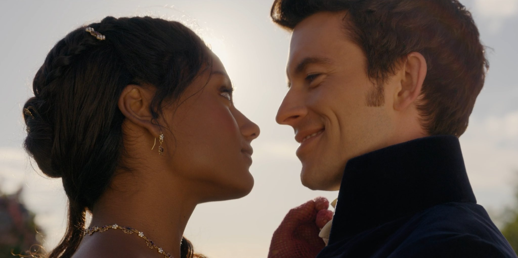Bridgerton 2, Simone Ashley rivela: «Jonathan Bailey ed io abbiamo girato le scene di sesso in una settimana»