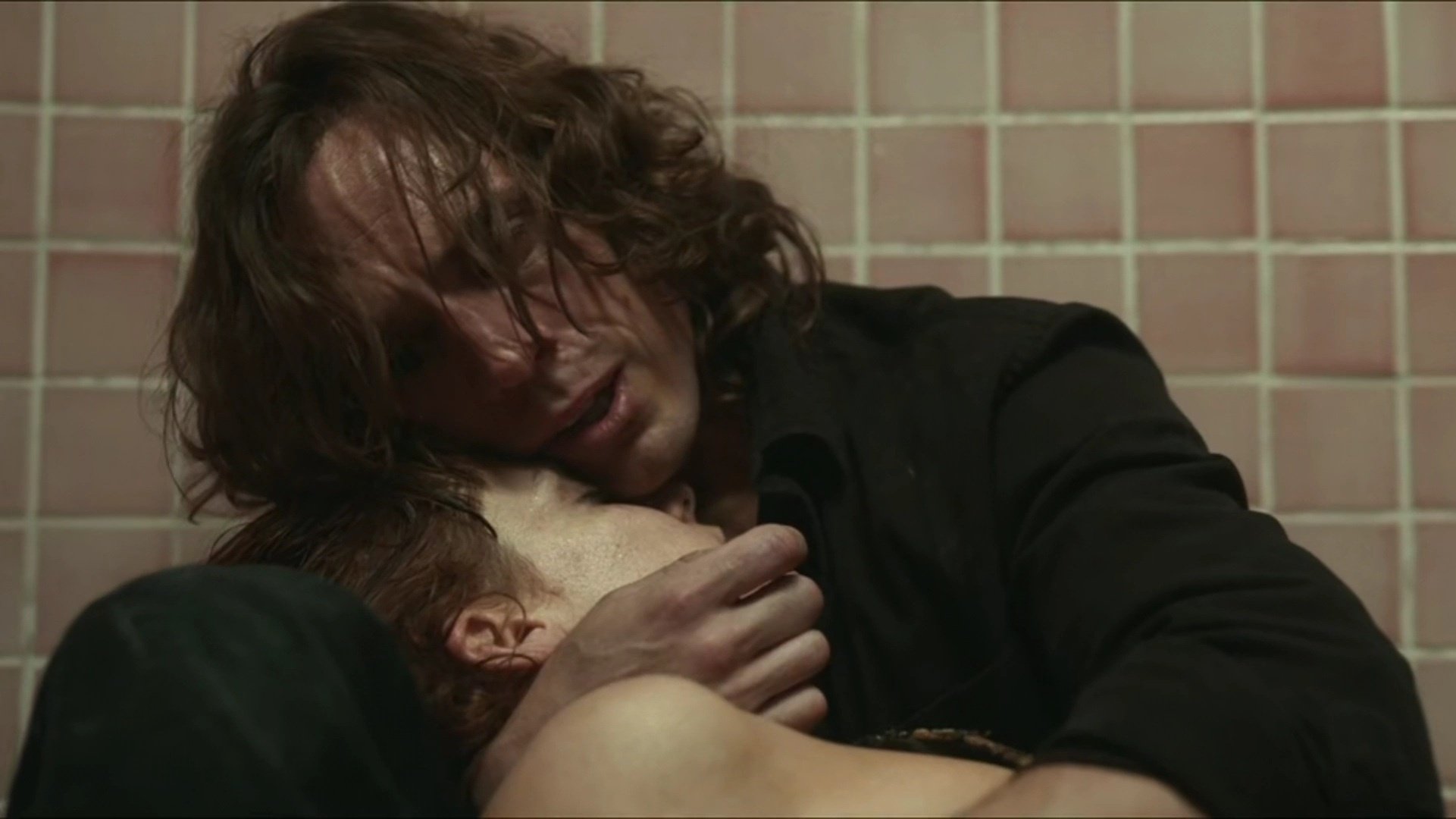 Daisy Jones and The Six: Riley Keough e Sam Claflin parlano della straziante scena tra Daisy e Billy sotto la doccia