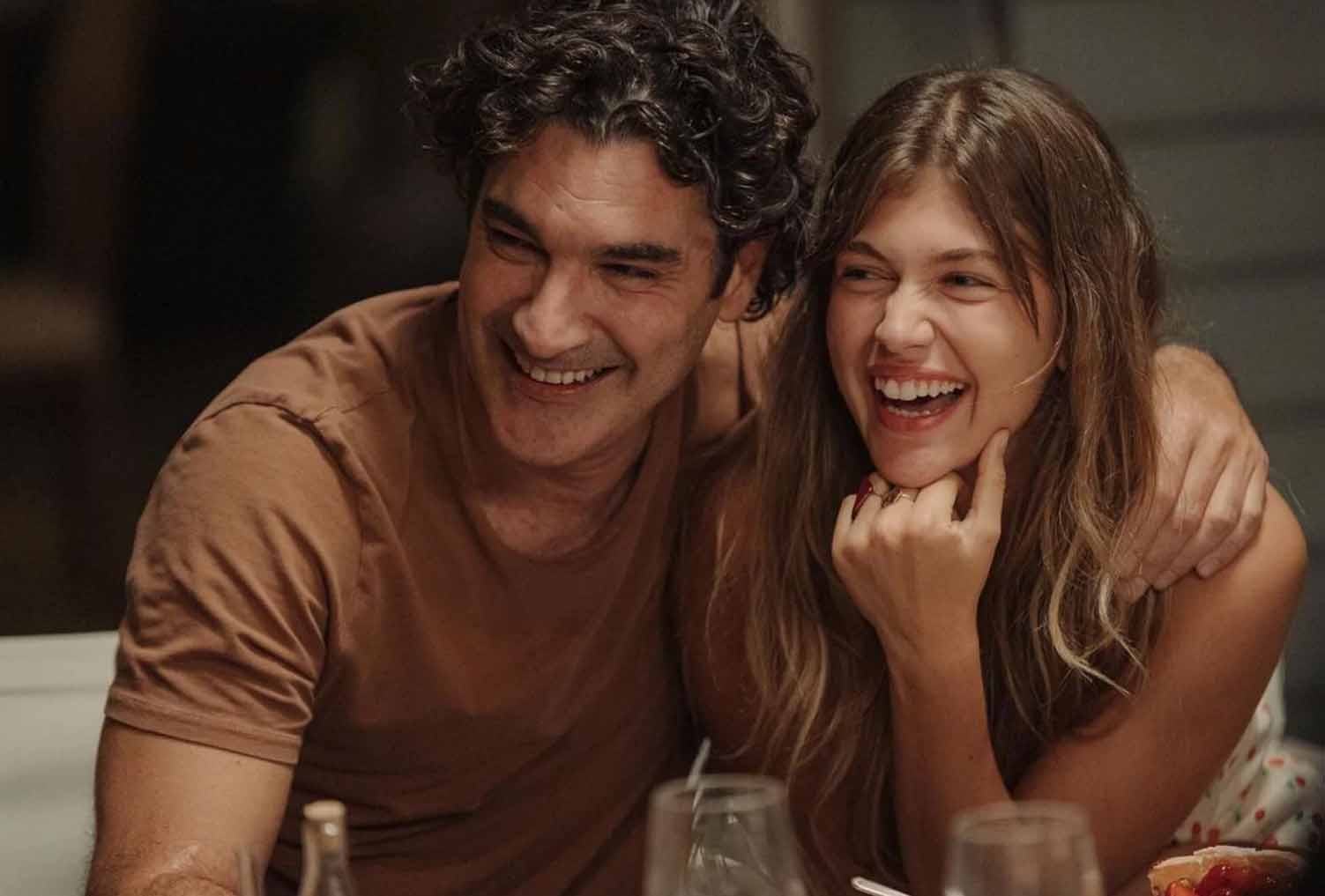L'isola e il maestro: su Netflix la serie greca racconta di un amore tormentato
