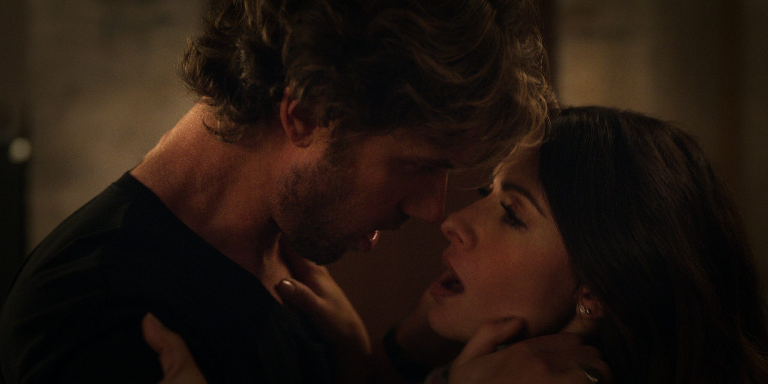 Sex/Life 2: Adam Demos parla della sua relazione d'amore con Sarah Shahi, protagonista della serie