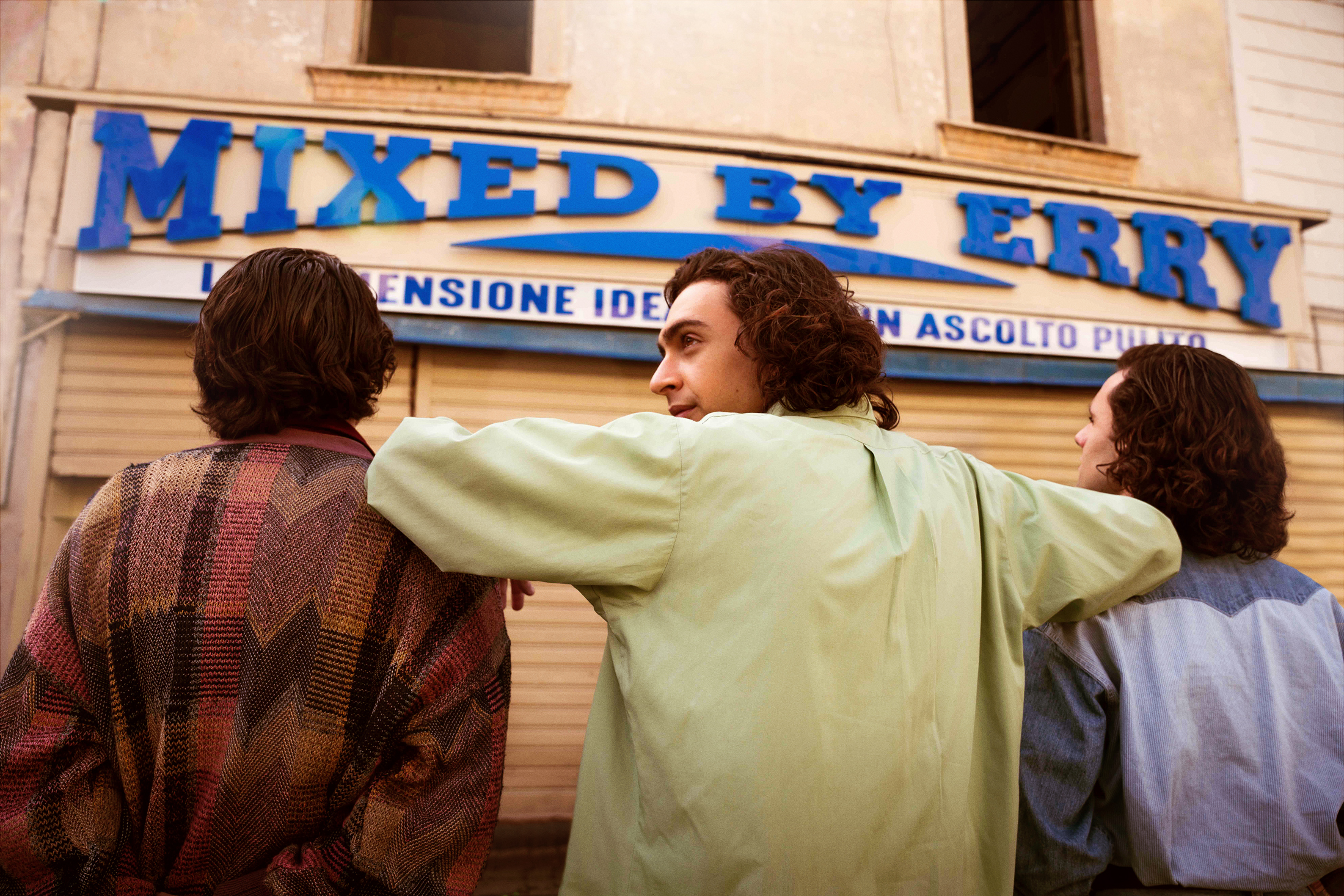 Mixed by Erry: su Netflix arriva il film che racconta di un aspirante DJ e i suoi fratelli che vendono musicassette contraffatte