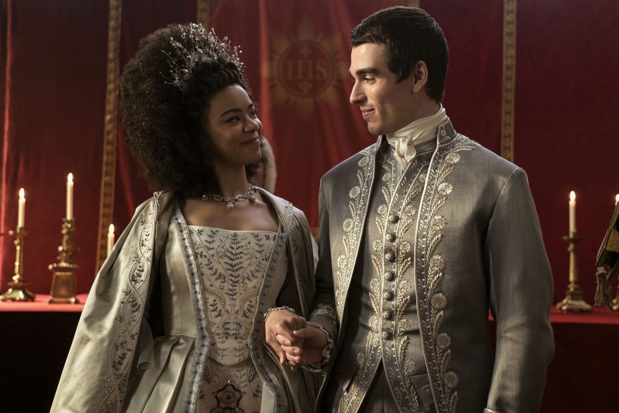 Queen Charlotte: India Amarteifio racconta come ha costruito le romantiche scene della serie insieme a Corey Mylchreest