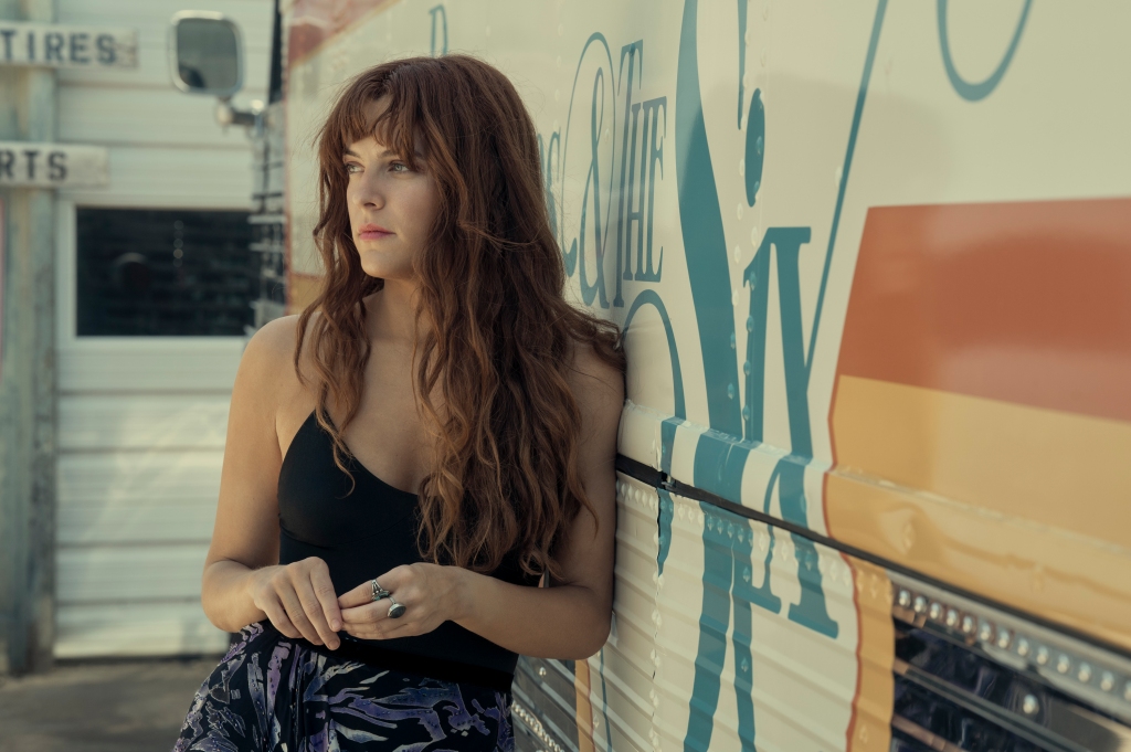 Emmy 2023: Riley Keough conquista la prima candidatura come miglior attrice protagonista per Daisy Jones and The Six
