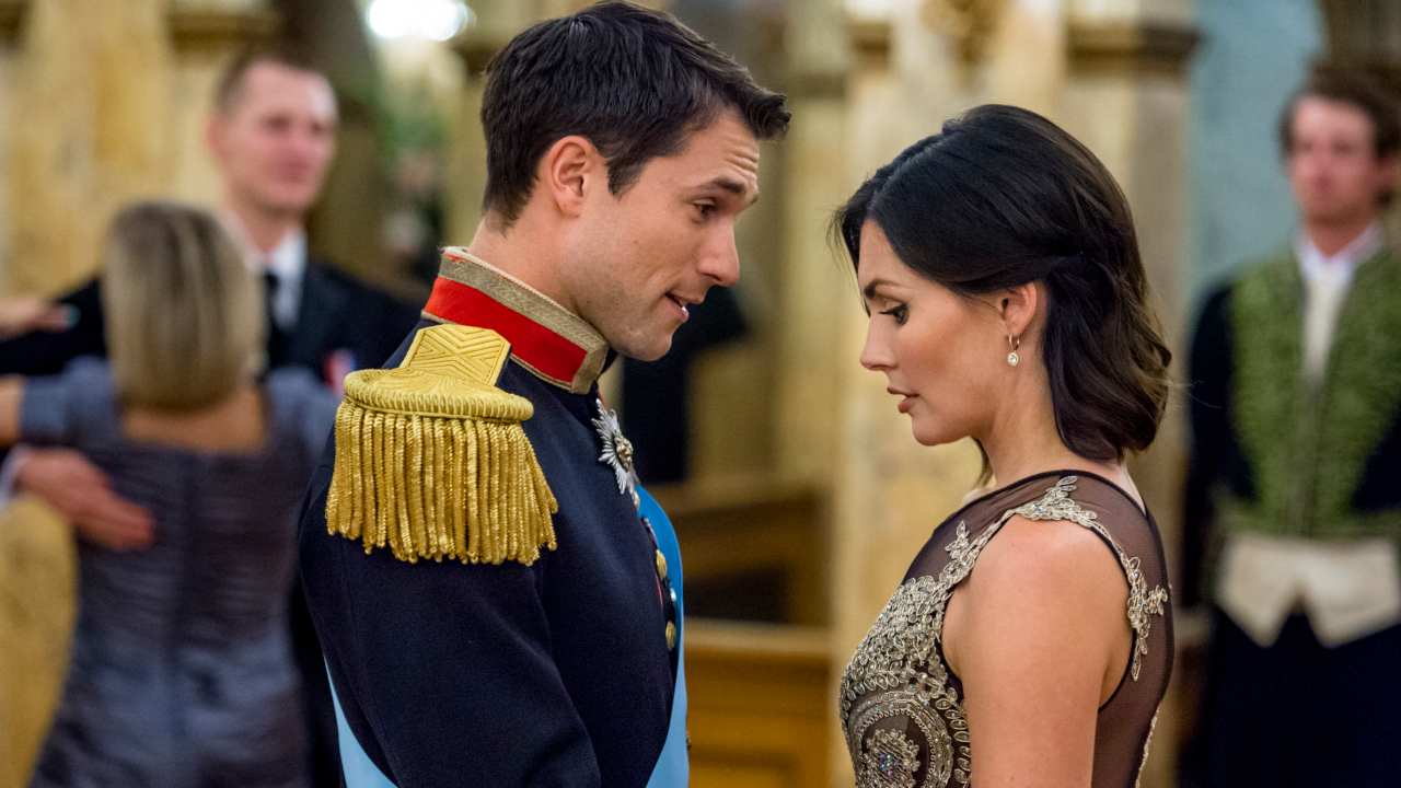 Un principe per l'estate: la commedia romantica racconta di un giovane reale che si mette nei guai a causa della sua indole troppo festaiola