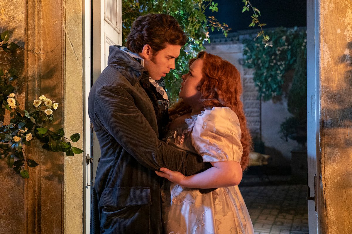 Bridgerton 3: Luke Newton parla della scena di sesso tra Colin e Penelope nel quarto episodio