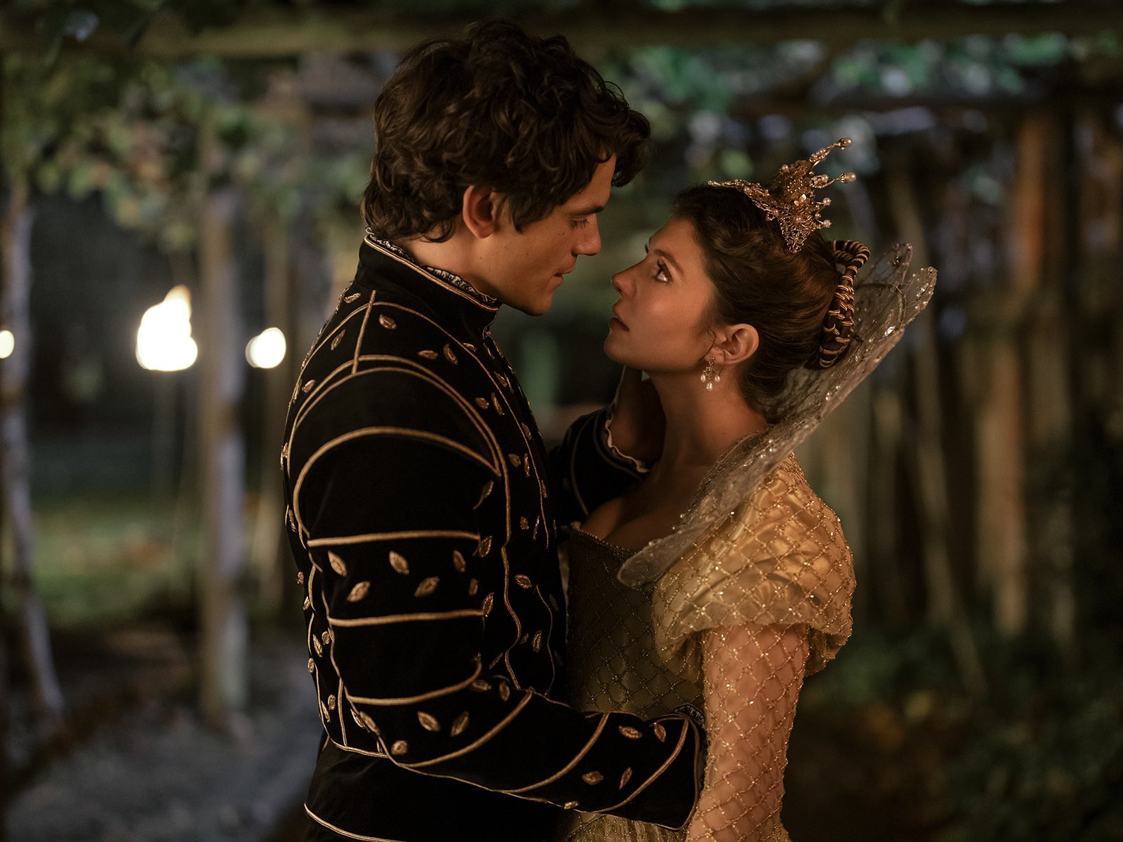 My Lady Jane: Emily Bader parla del suo rapporto con Edward Bluemel sul set della serie
