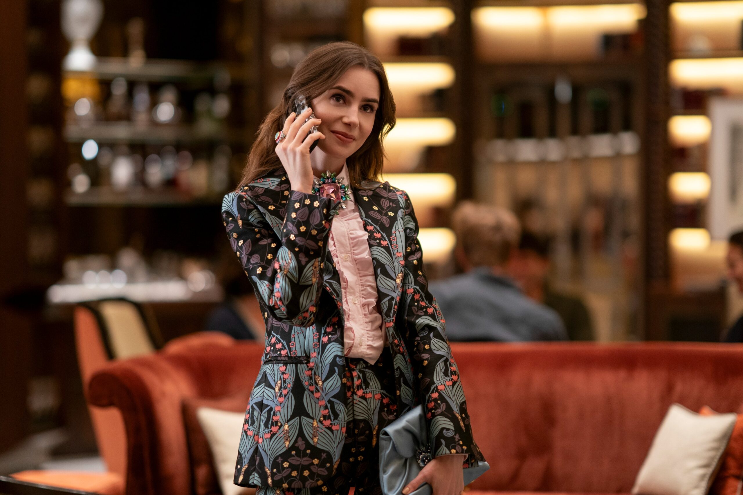 Il trailer di Emily in Paris 4: cosa accadrà tra Emily e Gabriel nei nuovi episodi?