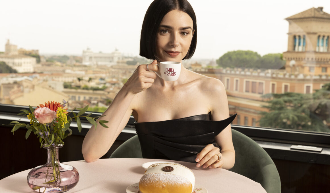 Emily in Paris 5 ci sarà: Lily Collins tornerà nella quinta stagione della serie Netflix