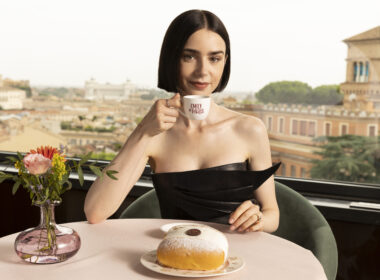 Emily in Paris 5 ci sarà: Lily Collins tornerà nella quinta stagione della serie Netflix