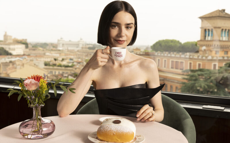 Emily in Paris 5 ci sarà: Lily Collins tornerà nella quinta stagione della serie Netflix