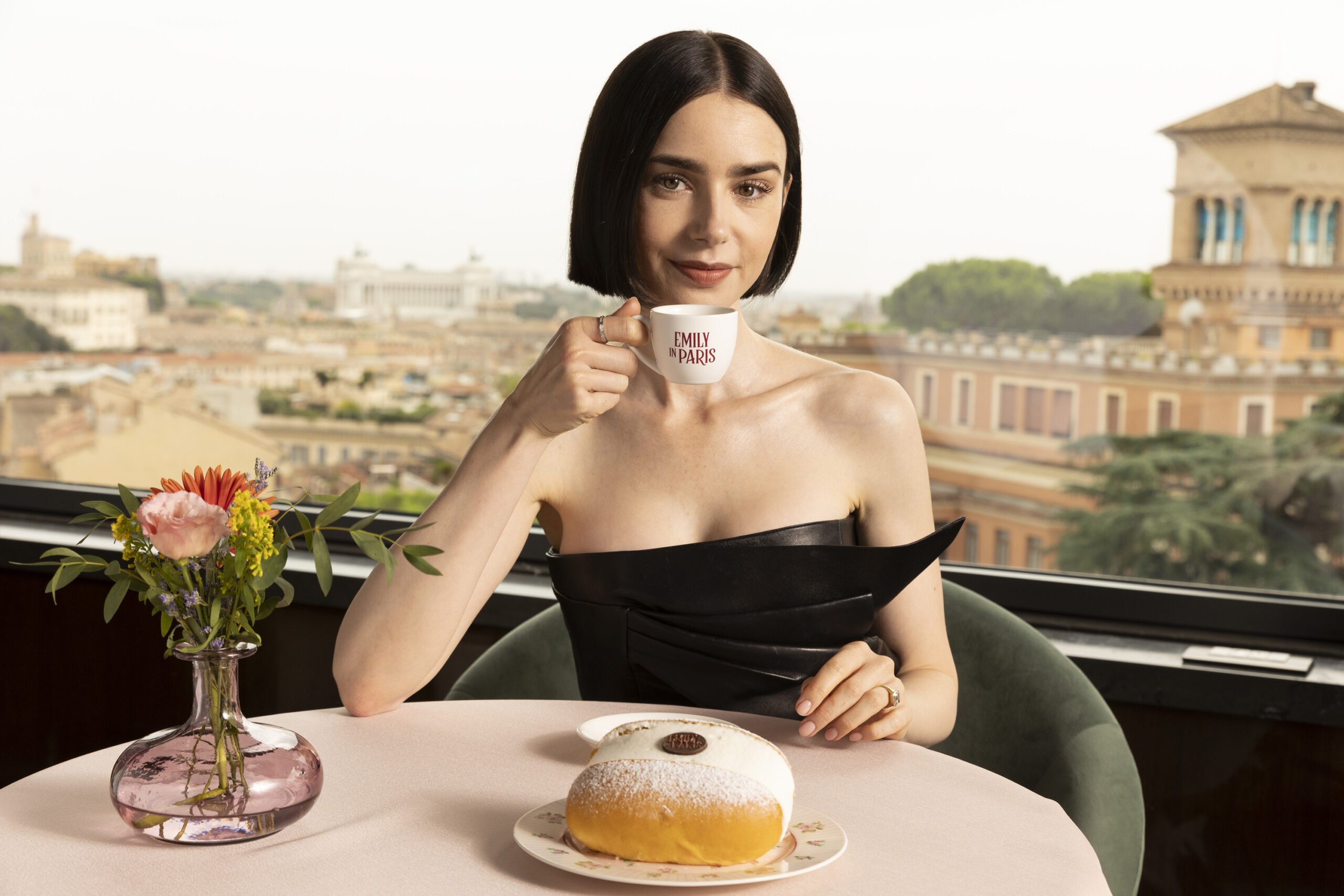 Emily in Paris 5 ci sarà: Lily Collins tornerà nella quinta stagione della serie Netflix