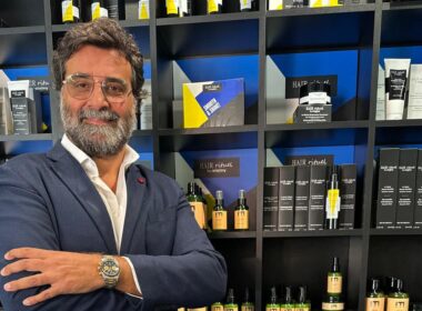 Intervista a Maurizio Fiore: l'hair stylist che aiuta le donne a riacquistare dignità e luce dopo la perdita dei capelli