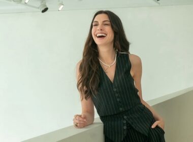 Il diavolo veste Prada 2: Anne Hathaway pubblica la prima immagine di Andy sul set dell'atteso sequel
