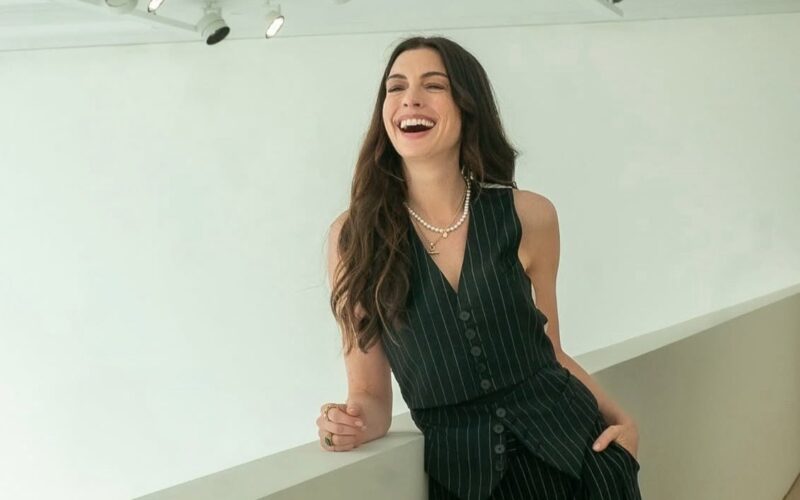 Il diavolo veste Prada 2: Anne Hathaway pubblica la prima immagine di Andy sul set dell'atteso sequel
