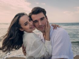 Il mio anno a Oxford: Sofia Carson e Corey Mylchreest sono i protagonisti del nuovo film di Netflix