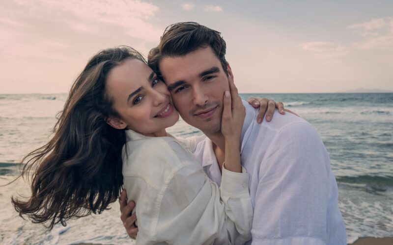 Il mio anno a Oxford: Sofia Carson e Corey Mylchreest sono i protagonisti del nuovo film di Netflix