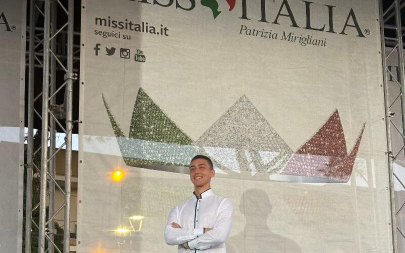 Luigi Zeno premia Miss Mascotte per Miss Italia a Pompei