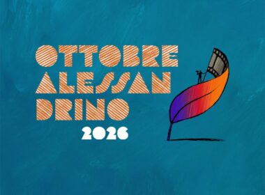 Attesissimo il ritorno di Ring! uno scontro a colpi di opinioni tra critici cinematografici, ideato da Alberto Barbera, direttore della Mostra del Cinema di Venezia, Bruno Fornara e Lorenzo Pellizzari, a cura del critico e direttore di Film Tv Giulio Sangiorgio. L’11 ottobre, insieme a Francesco Alò e Benedetta Pallavidino, l’omaggio a Federico Frusciante, il popolare critico scomparso quest’anno. Diverse anche le masterclass rivolte a professionisti, appassionati e a tutti coloro che desiderano approfondire i molteplici linguaggi del cinema: da Giulio Sangiorgio, con un approfondimento sulla critica cinematografica, a Stefano Sardo, che guiderà una masterclass dedicata alla sceneggiatura, fino a Claudio Cupellini, con un incontro sullo storyboard e sulla costruzione visiva del film. Spazio anche al casting con Annamaria Sambucco, casting director che collabora, tra gli altri, con Paolo Sorrentino. Teatro tra grandi interpreti e comicità d'autore Grande spazio anche al teatro. In scena alcuni tra gli interpreti più apprezzati: il 3 ottobre Andrea Pennacchi con lo spettacolo dedicato a San Francesco d'Assisi, nel ricordo dell'800° anniversario della sua morte. Nella medesima giornata, la lectio-spettacolo di Enrico Terrinoni dedicata al dialogo tra James Joyce e Bob Dylan, in un intreccio originale tra letteratura e musica. Sul palco del Teatro Alessandrino l’8 ottobre Daniele Gattano con la stand-up comedy di “Perestrojka e Pancake” e il 29 ottobre Alessandro Bergonzoni con il nuovo spettacolo “Arrivano i Dunque”. L'unica data italiana di Wim Mertens La musica continua ad essere centrale per l’Ottobre Alessandrino grazie alle collaborazioni con numerose realtà, tra le quali il Conservatorio Vivaldi di Alessandria e Alessandria Jazz Club per dare vita a concerti, dj set e momenti di approfondimento. In questo fitto calendario, spicca l’appuntamento del 27 settembre nell'ambito delle Giornate Europee del Patrimonio: la più estesa e partecipata manifestazione culturale d’Europa, promossa dal Consiglio d’Europa e dalla Commissione Europea e coordinata per l’Italia dal Ministero della Cultura. Al Castello di Piovera è infatti atteso un ospite d’eccezione: il celebre compositore e pianista belga Wim Mertens. Quella di Alessandria è l'unica data italiana del tour europeo 2026 dell'artista, un appuntamento che coniuga musica, riflessione e dialogo sui valori culturali condivisi dell'Europa. La musica irrompe nuovamente nel palinsesto di Ottobre Alessandrino il 21 ottobre con lo spettacolo “La rivalutazione della tristezza” che vede sul palco del Teatro Alessandrino Elio, storico frontman della formazione Elio e Le Storie Tese. Il 28 ottobre “Tempo e memoria”: un progetto speciale, ideato da Pino Ninfa per Alessandria, che mette in dialogo il pensiero e l’eredità di Umberto Eco con la musica di Paolo Fresu, Daniele Di Bonaventura e le immagini di Pino Ninfa. Un viaggio tra tempo e memoria, parola, musica e fotografia, arricchito dalla partecipazione speciale di Gianni Coscia, per rendere omaggio a Eco nella sua città attraverso linguaggi e sensibilità differenti. Letteratura e Caffè Letterari Tra le principali novità dell'edizione 2026 spicca la collaborazione con il Circolo dei Lettori di Torino e con la storica torrefazione alessandrina Caffè Mike, dalla quale nasce un ciclo di Caffè Letterari. Primo appuntamento il 4 ottobre con Alessio Carciofi con il libro “Spegni tutto. Vivere nell'era artificiale senza diventare robot” (Feltrinelli), il 10 ottobre Francesco Longo con il suo volume “Tennis Paradise” (66thand2nd). Nuovo capitolo tutto al femminile, il 24 ottobre, con il dialogo tra Gabriella Dal Lago e Giulia Marziali, due voci emergenti della narrativa italiana contemporanea e i loro romanzi “Giorni futuri” ed “Eppure noi due” (Einaudi). Il 31 ottobre due sguardi, quelli di Nadeesha Uyangoda con il suo “Acqua sporca” (Einaudi) e Andreea Simionel con “La ragazza d’aria”